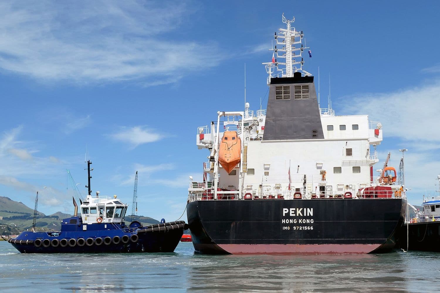 Bulk carrier vessel with tug